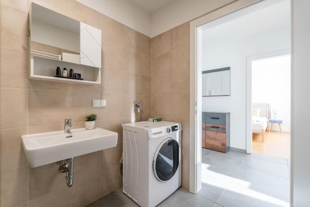 Hm • Sleek 1Br Home With Balcony Wien Eksteriør bilde