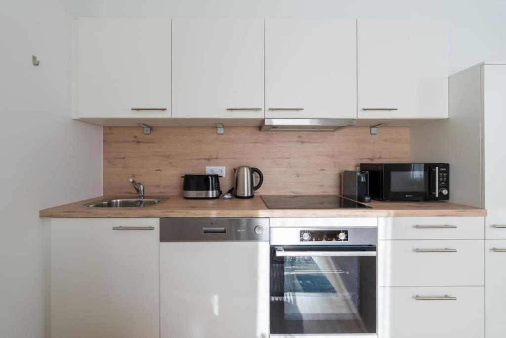 Hm • Sleek 1Br Home With Balcony Wien Eksteriør bilde