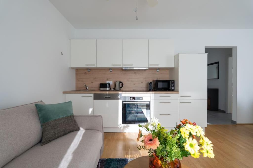 Hm • Sleek 1Br Home With Balcony Wien Eksteriør bilde