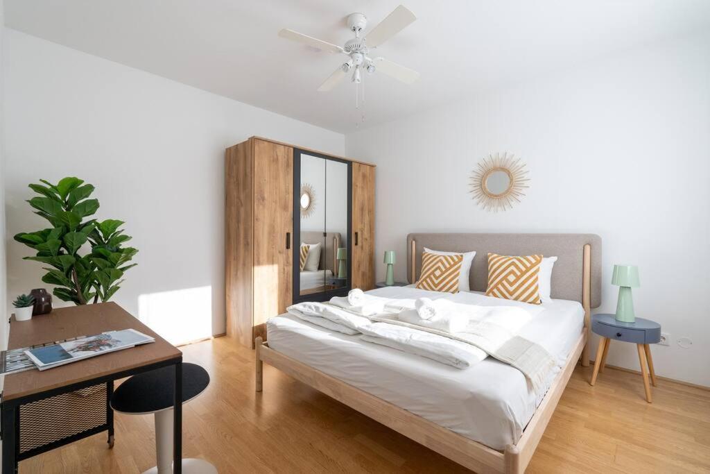 Hm • Sleek 1Br Home With Balcony Wien Eksteriør bilde