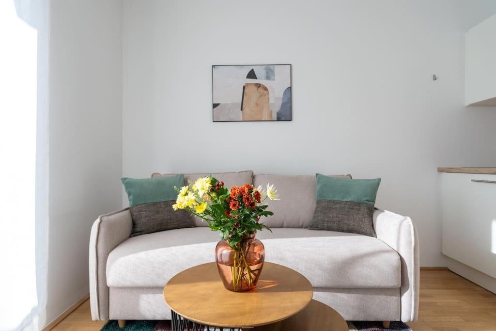 Hm • Sleek 1Br Home With Balcony Wien Eksteriør bilde