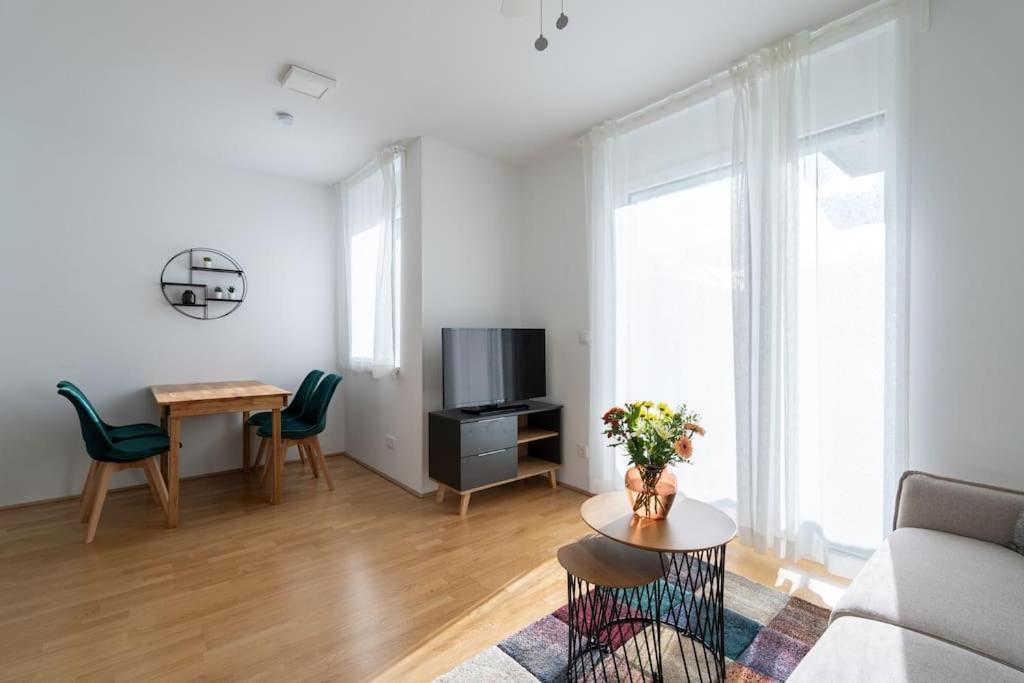 Hm • Sleek 1Br Home With Balcony Wien Eksteriør bilde