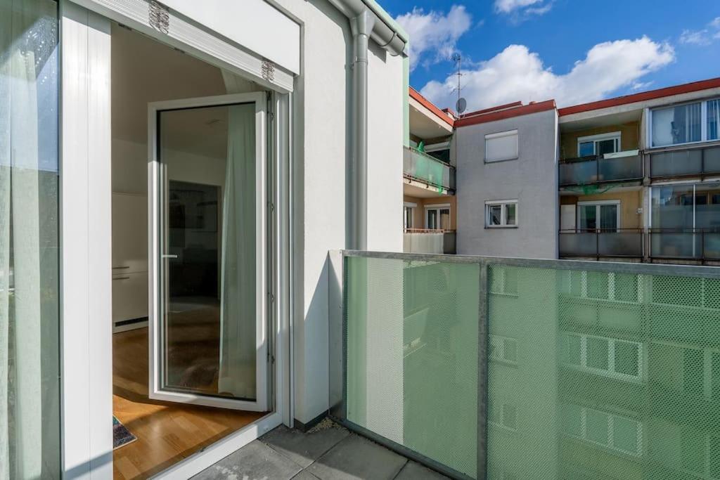 Hm • Sleek 1Br Home With Balcony Wien Eksteriør bilde