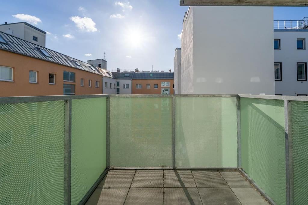 Hm • Sleek 1Br Home With Balcony Wien Eksteriør bilde